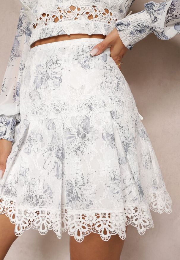 Renee - Szara Spódnica Mini w Kwiaty z Wysokim Stanem i Koronką Natisha. Stan: podwyższony. Kolor: szary. Materiał: koronka. Wzór: kwiaty, koronka