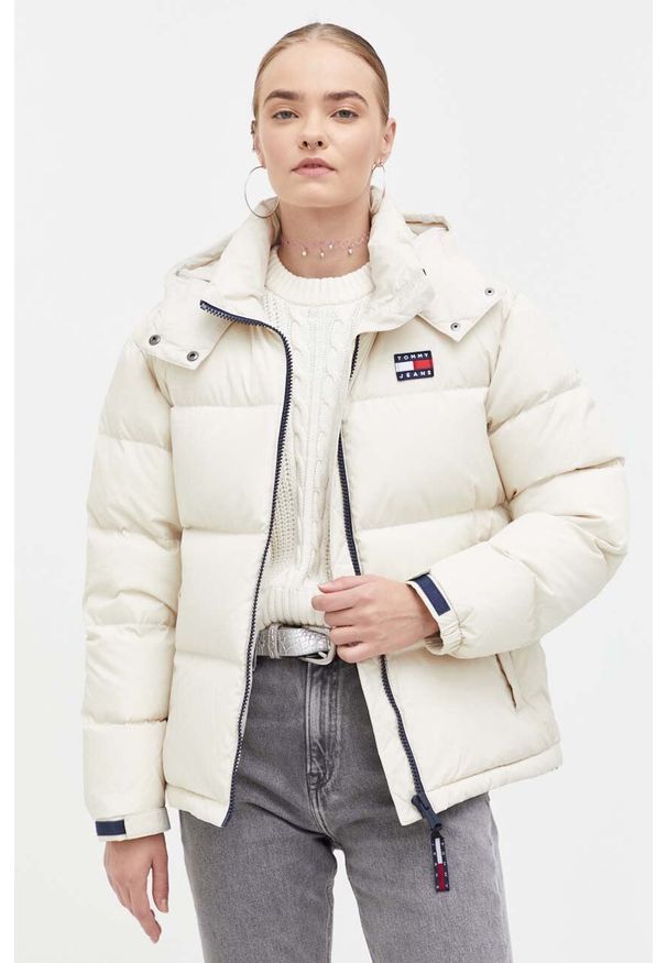 Tommy Jeans kurtka puchowa damska kolor beżowy zimowa. Kolor: beżowy. Materiał: puch. Sezon: zima