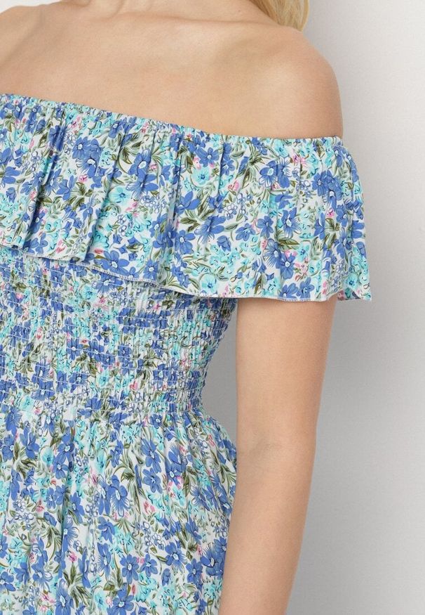 Born2be - Niebieska Sukienka z Bawełny Typu Hiszpanka z Falbankami w Kwiaty Aenne. Okazja: na spacer, na imprezę. Typ kołnierza: kołnierz z falbankami, dekolt hiszpanka. Kolor: niebieski. Materiał: bawełna. Wzór: kwiaty. Sezon: lato. Styl: elegancki