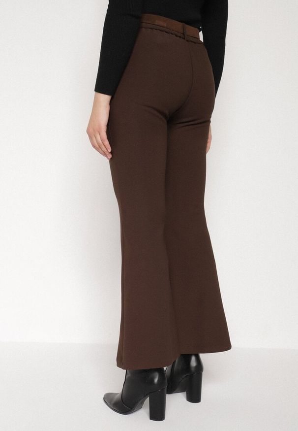 Born2be - Brązowe Spodnie Dzwony z Wiskozy z Bawełną z Wysokim Stanem Ozdobione Paskiem Liadona. Okazja: na co dzień, do pracy. Stan: podwyższony. Kolor: brązowy. Materiał: wiskoza, bawełna. Wzór: aplikacja. Styl: casual, elegancki, klasyczny
