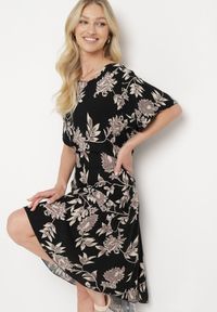 Born2be - Czarna Wiskozowa Sukienka w Kwiaty z Materiałowymi Paskami Cevissa. Kolekcja: plus size. Kolor: czarny. Materiał: materiał, wiskoza. Długość rękawa: krótki rękaw. Wzór: kwiaty. Typ sukienki: dla puszystych. Styl: klasyczny #5