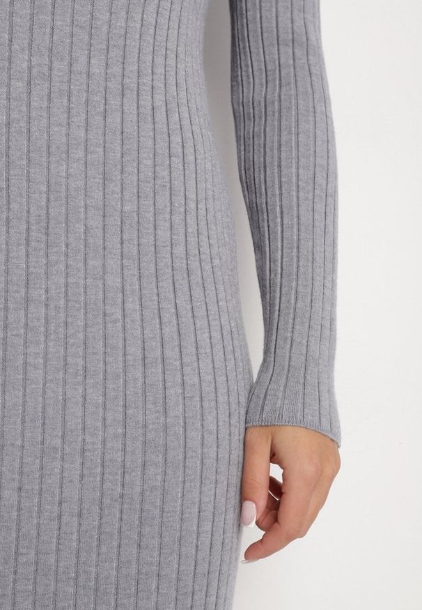 Born2be - Szara Prążkowana Sukienka z Dzianiny z Wiskozą z Rozcięciami u Dołu Ninnavia. Okazja: na spotkanie biznesowe. Kolor: szary. Materiał: dzianina, prążkowany, wiskoza. Typ sukienki: proste, dopasowane. Styl: biznesowy, klasyczny, elegancki