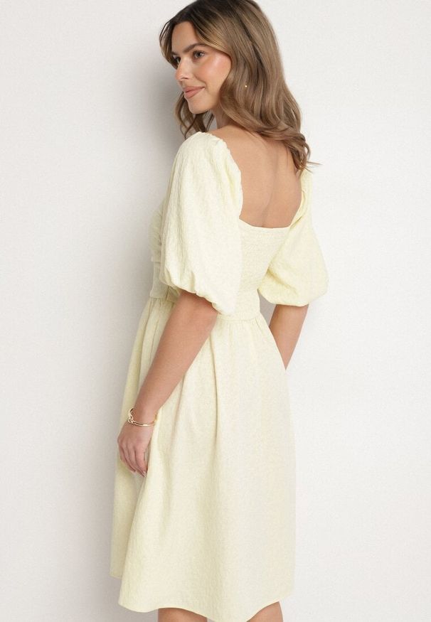 Born2be - Żółta Sukienka o Rozkloszowanym Kroju z Bufiastymi Rękawami Maradora. Okazja: na co dzień. Typ kołnierza: dekolt kwadratowy. Kolor: żółty. Styl: casual