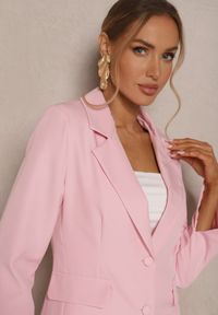 Renee - Różowa Marynarka z Usztywnionymi Ramionami i Imitacją Kieszeni Halonia. Okazja: na spotkanie biznesowe, na co dzień. Kolor: różowy. Materiał: jeans. Styl: klasyczny, casual, elegancki, biznesowy #3