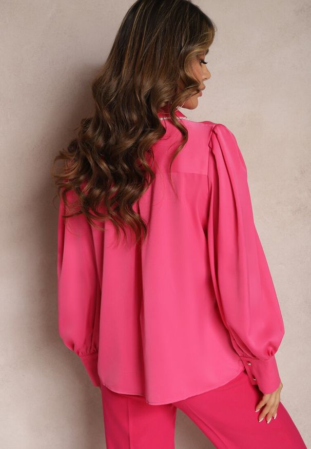 Renee - Fuksjowa Koszula z Długimi Bufiastymi Rękawami i Koralikami Zapinana na Guziki Quileth. Kolor: różowy. Długość: długie