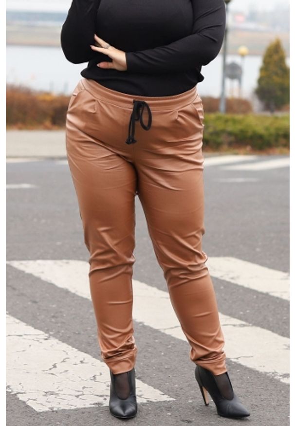 KARKO - Spodnie modne woskowane na gumce wysoki stan CECYLIA karmelowe PROMOCJA. Okazja: na spacer. Stan: podwyższony. Kolekcja: plus size. Materiał: wiskoza, tkanina, elastan, poliester. Długość: długie. Wzór: kolorowy, gładki. Styl: klasyczny, elegancki