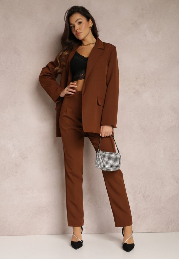 Renee - Ciemnobrązowe Spodnie Cygaretki High Waist Molfi. Okazja: na spotkanie biznesowe, do pracy. Stan: podwyższony. Kolor: brązowy. Materiał: tkanina, jedwab. Wzór: bez wzorów, aplikacja. Styl: wizytowy, biznesowy, elegancki