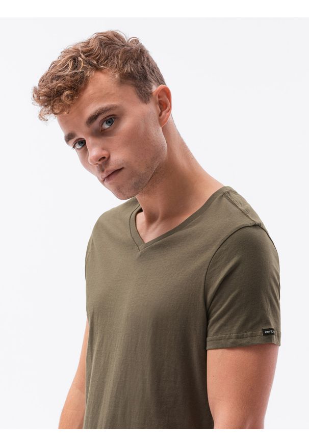Ombre Clothing - Klasyczna męska koszulka z dekoltem w serek BASIC - ciemnooliwkowy V6. Typ kołnierza: dekolt w serek. Kolor: oliwkowy. Materiał: bawełna, jeans. Długość: krótkie. Styl: klasyczny