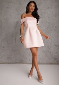 Renee - Różowa Koktajlowa Sukienka Hiszpanka VICES Typu Bombka Iaonara. Typ kołnierza: dekolt hiszpanka. Kolor: różowy. Materiał: poliester. Typ sukienki: bombki. Styl: wizytowy #2