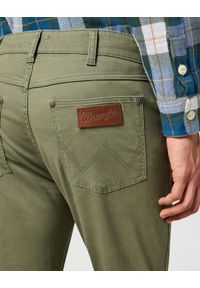 Wrangler - WRANGLER MĘSKIE SPODNIE MATERIAŁOWE LARSTON DUSTY OLIVE 112356816. Materiał: materiał