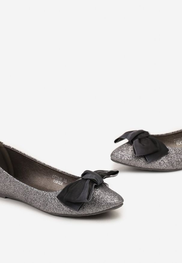 Renee - Ciemnoszare Brokatowe Balerinki na Płaskim Obcasie z Ozdobną Kokardką Jenicce. Kolor: szary. Wzór: aplikacja. Obcas: na obcasie. Styl: glamour. Wysokość obcasa: niski
