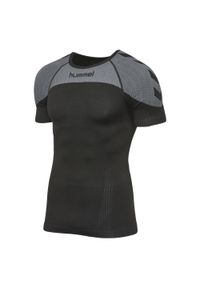 Hummel - HUMMEL TERMOAKTYWNA bluzka z krótkim rękawem męska FIRST COMFORT. Kolor: czarny. Długość rękawa: krótki rękaw. Długość: krótkie. Sport: piłka nożna #1