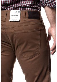 Wrangler - WRANGLER SPODNIE MĘSKIE GREENSBORO BISON W15QT228E 112127074. Materiał: materiał #4