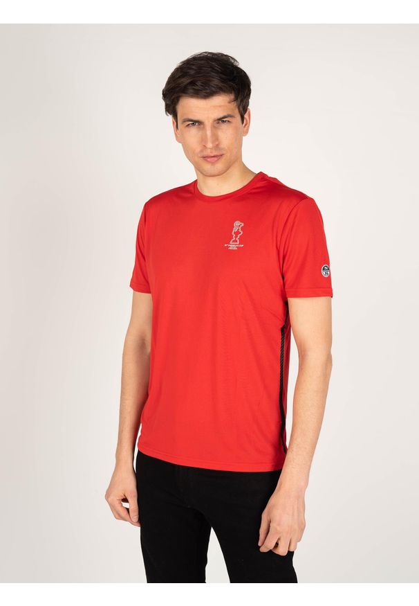 North Sails X Prada T-shirt "Foehn" | 45 2302 000 | T-shirt Foehn | Mężczyzna | Czerwony. Okazja: na co dzień. Kolor: czerwony. Materiał: poliester. Wzór: aplikacja, nadruk. Styl: casual