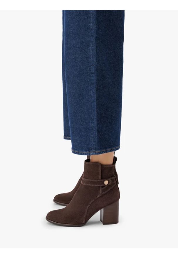 Ryłko - Brązowe botki welurowe na słupku. Nosek buta: okrągły. Zapięcie: zamek. Kolor: brązowy. Szerokość cholewki: normalna. Wzór: aplikacja. Wysokość cholewki: za kostkę. Materiał: skóra, welur. Sezon: jesień, wiosna. Obcas: na słupku. Styl: klasyczny, street. Wysokość obcasa: średni