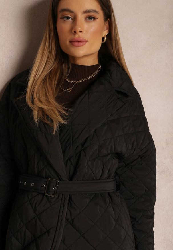 Renee - Czarna Kurtka za Kolano z Paskiem Pikowana Oversize Ugduca. Kolor: czarny. Materiał: materiał. Długość rękawa: długi rękaw. Długość: długie. Sezon: jesień, wiosna. Styl: klasyczny