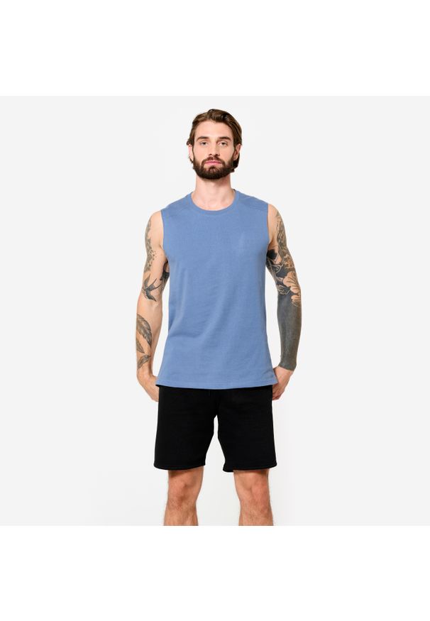DOMYOS - Koszulka bez rękawów męska Domyos Gym & Pilates. Kolor: niebieski. Materiał: tkanina, elastan, prążkowany, bawełna, materiał. Długość rękawa: bez rękawów. Wzór: ze splotem. Styl: klasyczny, sportowy