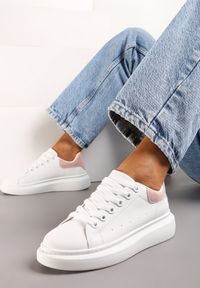 Born2be - Biało-Różowe Sneakersy z Ozdobnym Zapiętkiem i Platformą Britma. Nosek buta: okrągły. Zapięcie: sznurówki. Kolor: biały. Materiał: materiał. Obcas: na platformie. Wysokość obcasa: niski #1