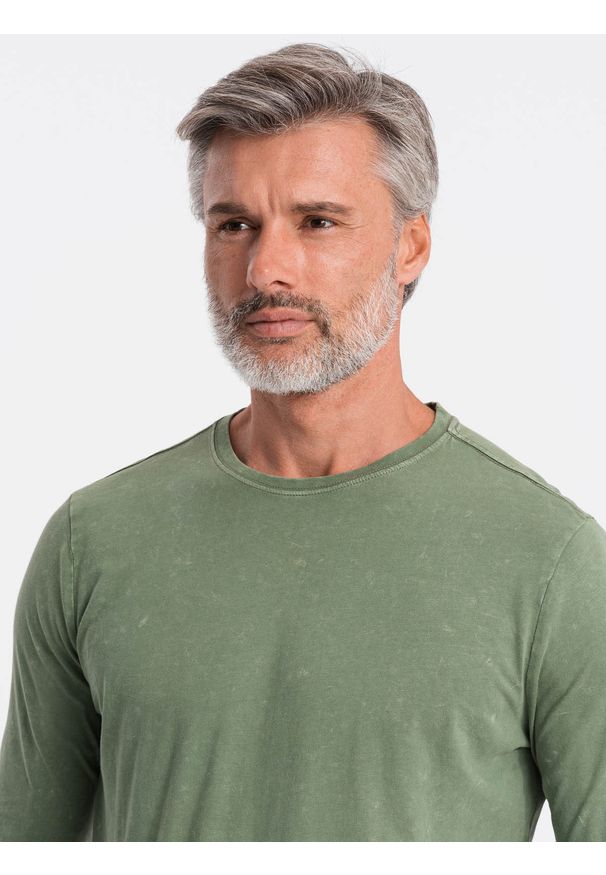 Ombre Clothing - Longsleeve męski bez nadruku - oliwkowy V2. Okazja: na co dzień. Kolor: oliwkowy. Materiał: bawełna. Długość rękawa: długi rękaw. Długość: długie. Styl: klasyczny, casual, rockowy