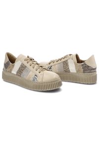 Beżowe Sneakersy Maciejka Modne Skórzane Buty Damskie. Okazja: na co dzień. Zapięcie: sznurówki. Kolor: beżowy. Materiał: skóra. Szerokość cholewki: normalna. Wzór: kolorowy, aplikacja. Styl: casual, klasyczny, sportowy #2