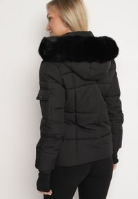 Born2be - Czarna Pikowana Kurtka z Odpinanym Kapturem z Futrem i Długimi Ściągaczami przy Rękawach Zintria. Okazja: na spacer. Kolor: czarny. Materiał: futro. Długość rękawa: długi rękaw. Długość: długie. Styl: elegancki #6