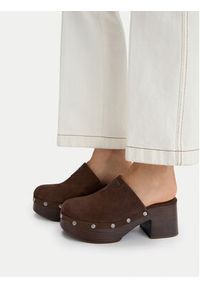 Guess Jeans Klapki EO-JDGJ66-4 Brązowy. Kolor: brązowy. Materiał: skóra, zamsz #9