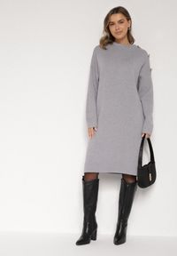 Born2be - Szara Sweterkowa Sukienka Pudełkowa Ozdobiona z Boku Guzikami Tustina. Okazja: na co dzień. Kolor: szary. Materiał: jeans. Wzór: aplikacja. Typ sukienki: proste. Styl: casual, elegancki #3
