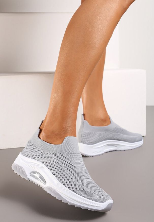 Renee - Szare Casualowe Buty Sportowe na Grubszej Podeszwie Ozdobione Perforacją Fiovena. Okazja: na co dzień. Kolor: szary. Materiał: jeans. Wzór: aplikacja