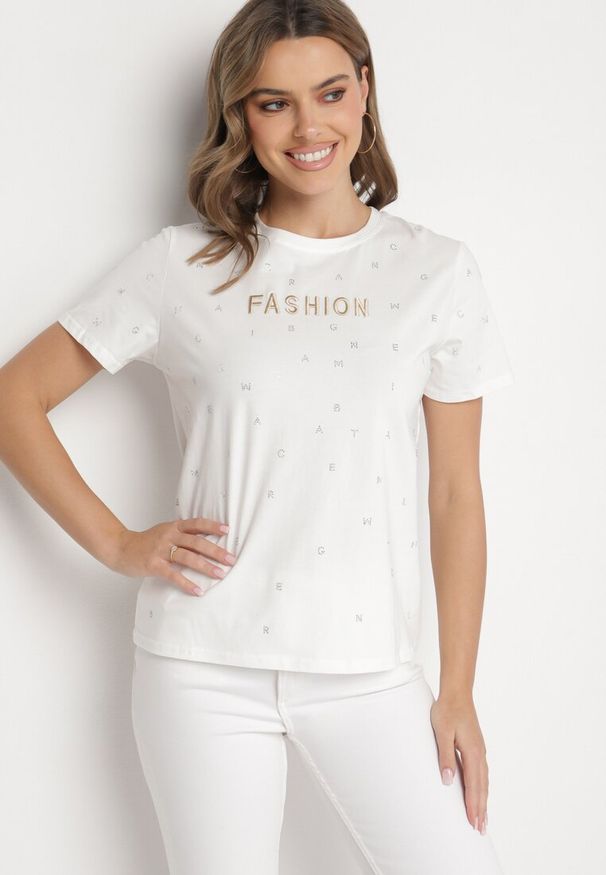 Born2be - Biały T-shirt z Bawełny z Cyrkoniami i Napisem Nalanielle. Okazja: na co dzień. Kolor: biały. Materiał: bawełna. Wzór: napisy. Styl: klasyczny, sportowy, casual, elegancki
