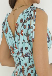 Born2be - Niebieska Sukienka Maxi z Gumką w Pasie i Głębokim Dekoltem we Wzór Paisley Emmatta. Kolor: niebieski. Wzór: paisley. Sezon: wiosna, lato. Długość: maxi #5