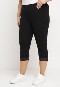 Born2be - Czarne Spodnie Bawełniane Legginsy 3/4 z Koronką Amaratna. Okazja: na co dzień. Stan: podwyższony. Kolekcja: plus size. Kolor: czarny. Materiał: koronka, bawełna. Wzór: koronka. Styl: casual, elegancki