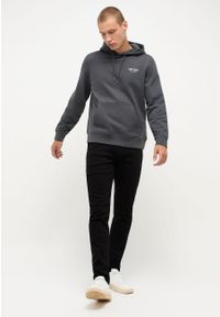 Mustang - MĘSKA BLUZA Z KAPTUREM MUSTANG NADRUK Bennet Photo Print Nine Iron 1014507 4080. Typ kołnierza: kaptur. Wzór: nadruk #2