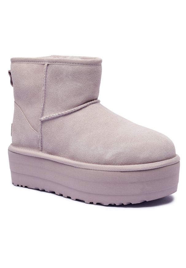 Ugg - Buty zimowe damskie UGG W CLASSIC MINI PLATFORM. Kolor: fioletowy. Materiał: skóra, wełna, zamsz, poliester, lyocell. Szerokość cholewki: normalna. Wzór: aplikacja. Sezon: zima. Obcas: na platformie