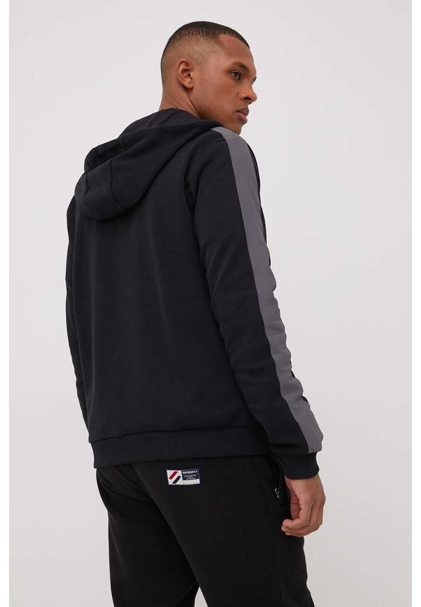 Fila bluza męska kolor czarny z kapturem z nadrukiem. Okazja: na co dzień. Typ kołnierza: kaptur. Kolor: czarny. Wzór: nadruk. Styl: casual