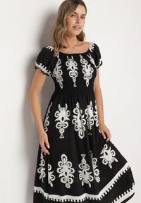 Born2be - Czarna Sukienka o Kroju Hiszpanki Zdobiona Orientalnym Wzorem Aravine. Okazja: na co dzień. Typ kołnierza: dekolt hiszpanka. Kolor: czarny. Materiał: jeans. Długość rękawa: krótki rękaw. Wzór: aplikacja. Sezon: lato. Styl: elegancki, casual #6