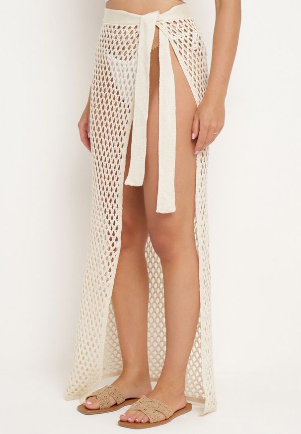 Born2be - Beżowa Spódnica z Wysokim Stanem Wiązana w Pasie o Ażurowym Wykończeniu Ziladia. Okazja: na co dzień. Stan: podwyższony. Kolor: beżowy. Wzór: ażurowy. Styl: casual