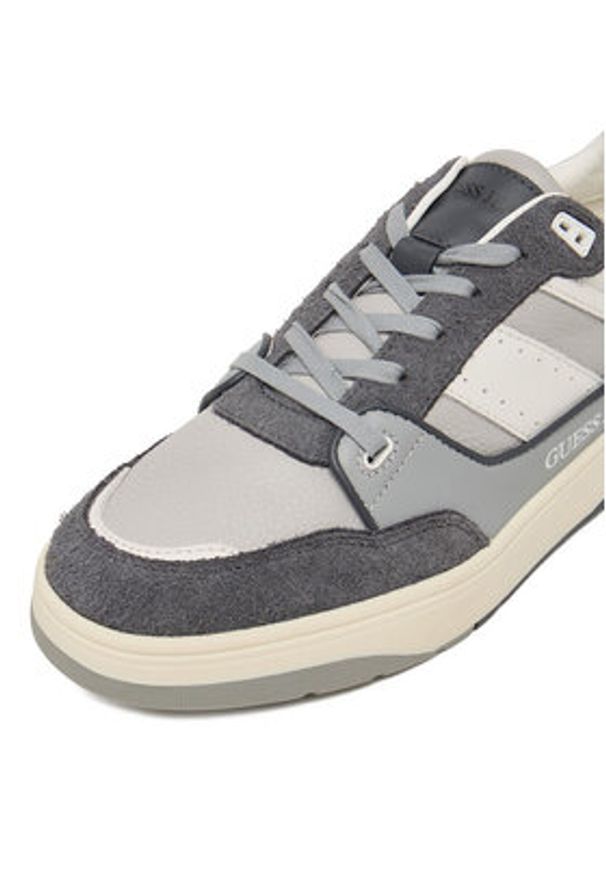 Guess Jeans Sneakersy EO-TEKSAS-01 126AM Szary. Kolor: szary. Materiał: skóra