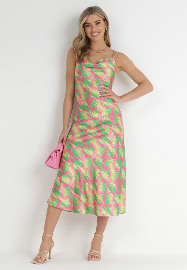 Born2be - Jasnozielona Satynowa Sukienka Stelon. Kolor: zielony. Materiał: satyna. Długość rękawa: na ramiączkach. Wzór: nadruk. Styl: klasyczny. Długość: maxi