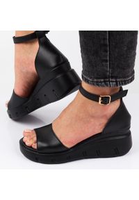 Czarne skórzane sandały damskie na koturnie Filippo Ds4455/24. Kolor: czarny. Materiał: skóra