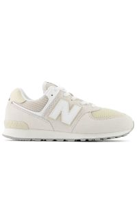 Buty New Balance GC574FOG – beżowe. Okazja: na uczelnię, na co dzień. Kolor: beżowy. Materiał: materiał, syntetyk, guma. Szerokość cholewki: normalna. Model: New Balance 574. Sport: turystyka piesza #1