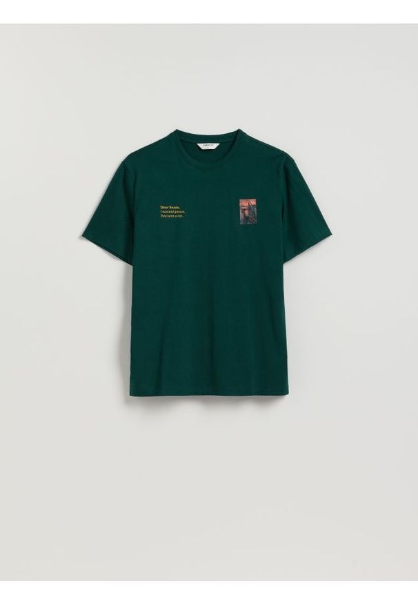Reserved - T-shirt regular ze świątecznym nadrukiem - ciemnozielony. Kolor: zielony. Materiał: dzianina, bawełna. Wzór: nadruk. Styl: wizytowy
