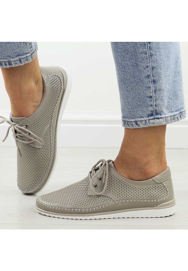 Szare skórzane ażurowe półbuty damskie T.Sokolski W26-01. Okazja: na spacer, na co dzień. Nosek buta: okrągły. Zapięcie: sznurówki. Kolor: szary. Materiał: skóra. Wzór: ażurowy. Sezon: wiosna, lato. Styl: casual, elegancki