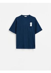 Reserved - T-shirt boxy z kieszonką - granatowy. Kolor: niebieski. Materiał: bawełna, dzianina
