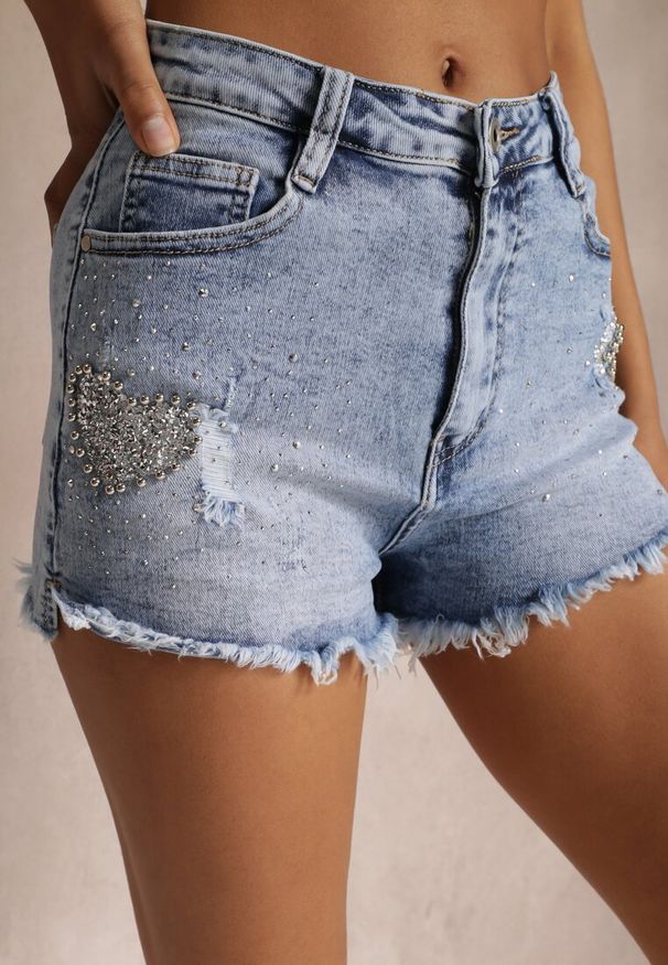 Renee - Niebieskie Szorty z Postrzępionymi Krawędziami i Cyrkoniami Lenluni. Kolor: niebieski. Materiał: jeans. Wzór: aplikacja