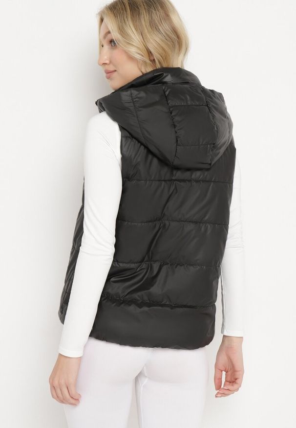 Born2be - Czarna Kamizelka z Odpinanym Kapturem i Kieszeniami Pikowana Aggevia. Kolor: czarny