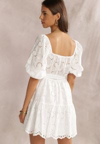 Renee - Biała Sukienka Echopeia. Kolor: biały. Materiał: bawełna, tkanina, materiał. Wzór: aplikacja, haft. Typ sukienki: rozkloszowane, kopertowe. Długość: mini