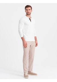 Ombre Clothing - Męski longsleeve z guzikami przy dekolcie - biały V10 - Rozmiar: L. Okazja: na co dzień. Kolor: biały. Materiał: bawełna, dzianina, jersey. Długość rękawa: długi rękaw. Wzór: aplikacja. Styl: klasyczny, casual