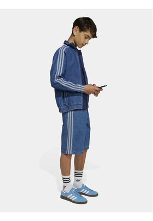 Adidas - adidas Kurtka jeansowa Firebird KE2849 Niebieski Loose Fit. Kolor: niebieski. Materiał: bawełna