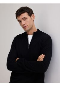 Reserved - Rozpinany sweter z wełny merino - czarny. Kolor: czarny. Materiał: wełna