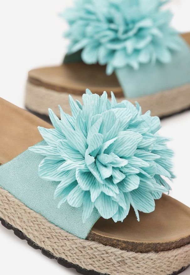 Born2be - Zielone Klapki na Platformie z Plecionką z Juty i Dużym Kwiatem Zonene. Kolor: zielony. Wzór: kwiaty. Obcas: na platformie